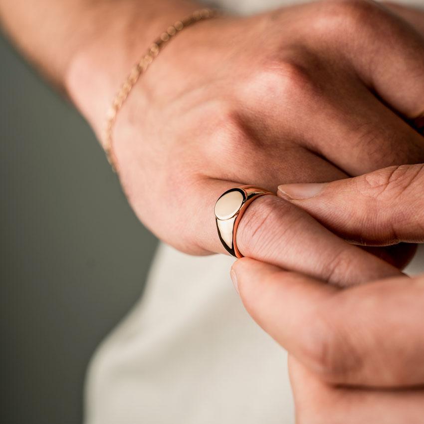 ROUND SIGNET RING